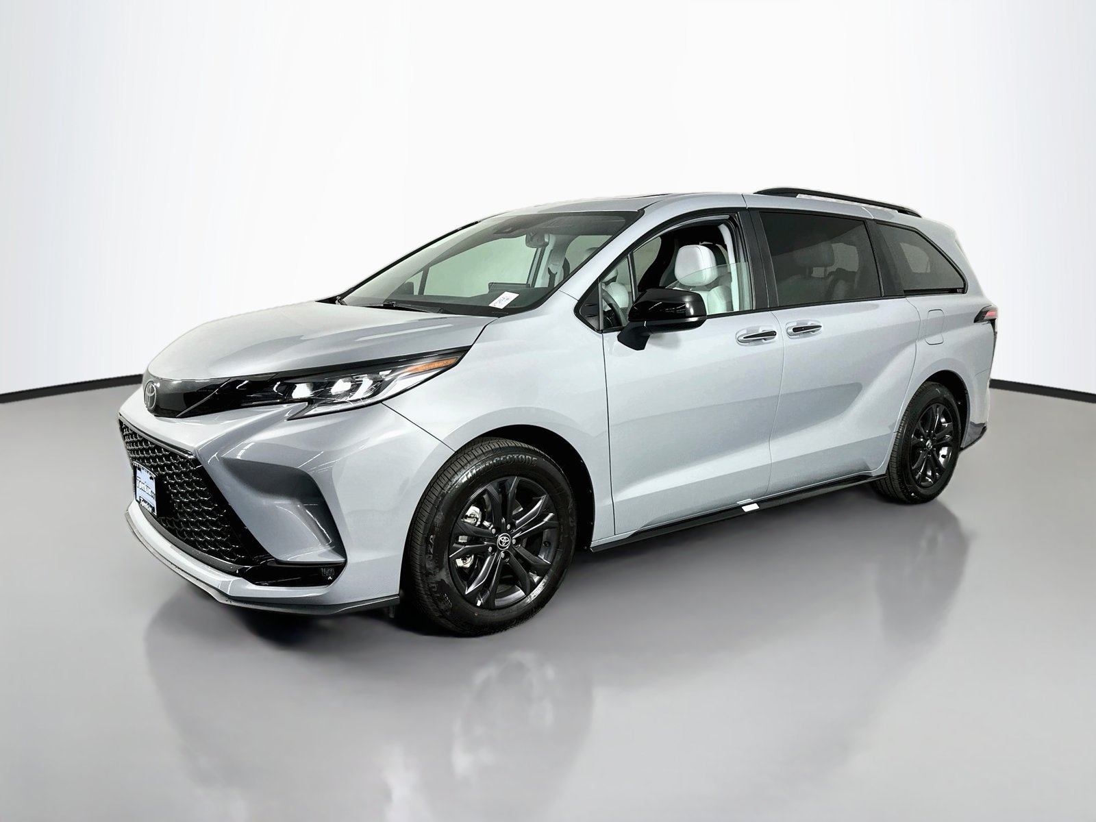 Used 2026 Toyota Sienna XSE AWD/4WD image 3