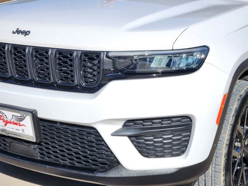 Used 2024 Jeep Grand Cherokee Altitude image 9