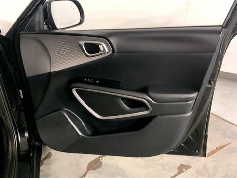 Used 2025 Kia Soul LX w/ LX Technology Package FWD image 25