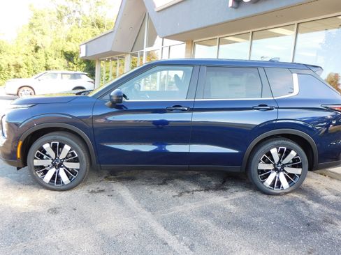 New 2025 Mitsubishi Outlander SE image 2