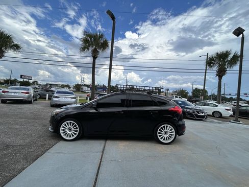 Used 2017 Ford Focus ST FWD image 4