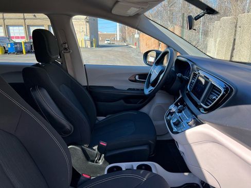 Used 2020 Chrysler Voyager L image 22