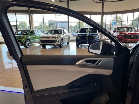 Used 2025 Volkswagen Taos SE image 13