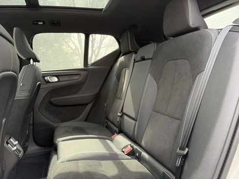 Used 2025 Volvo XC40 B5 Plus image 13