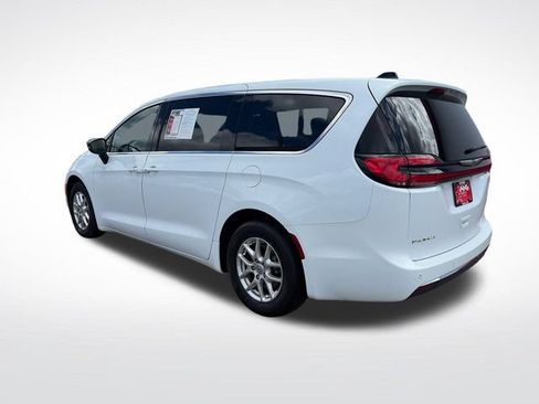 Used 2024 Chrysler Pacifica Touring-L FWD image 4
