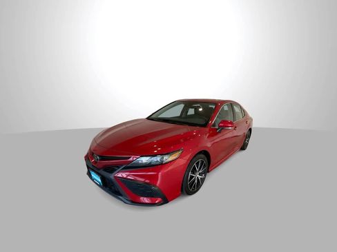 Used 2023 Toyota Camry SE image 4