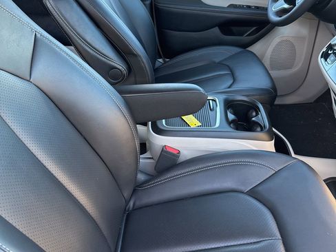 Used 2024 Chrysler Pacifica Touring-L image 24
