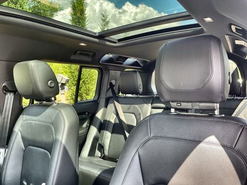 Certified 2024 Land Rover Defender 110 SE image 19