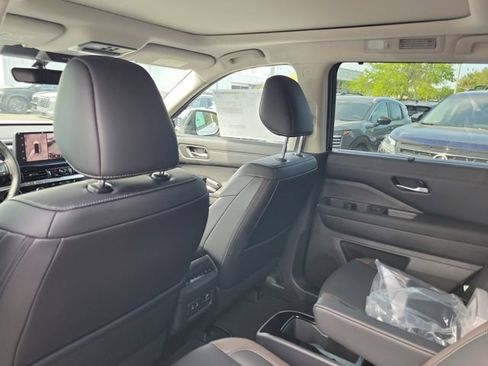 New 2026 Nissan Pathfinder Platinum FWD image 23