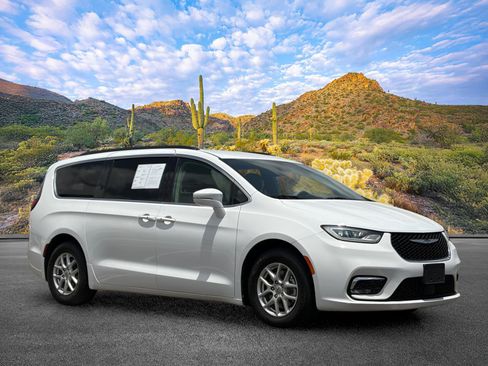 Used 2022 Chrysler Pacifica Touring-L FWD image 2
