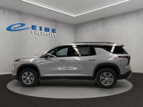 Used 2025 Chevrolet Traverse LT image 4