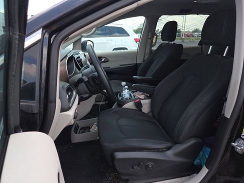 Used 2019 Chrysler Pacifica Touring Plus w/ Tire & Wheel Group FWD image 9