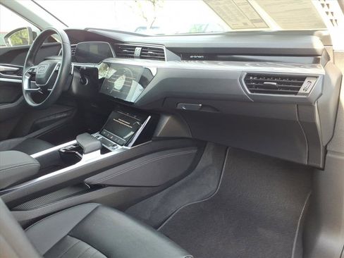 Used 2022 Audi e-tron Premium w/ Convenience Plus Package image 10
