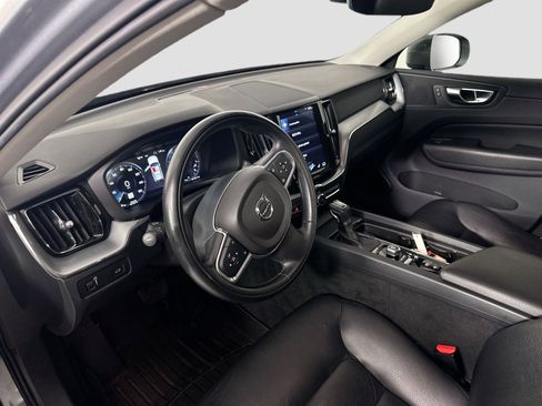 Used 2018 Volvo XC60 T6 Momentum w/ Convenience Package image 10