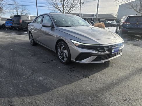 Used 2025 Hyundai Elantra Limited image 11