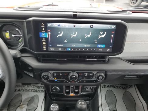 Used 2025 Jeep Wrangler Sahara image 21