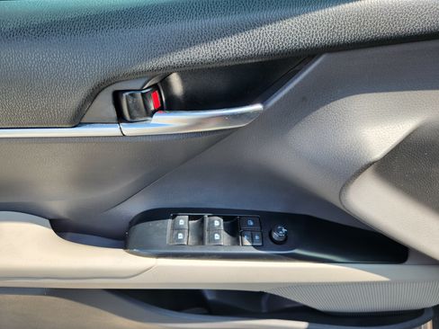 Used 2019 Toyota Camry SE FWD image 16