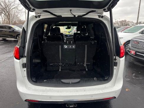 Used 2020 Chrysler Pacifica Touring-L image 3