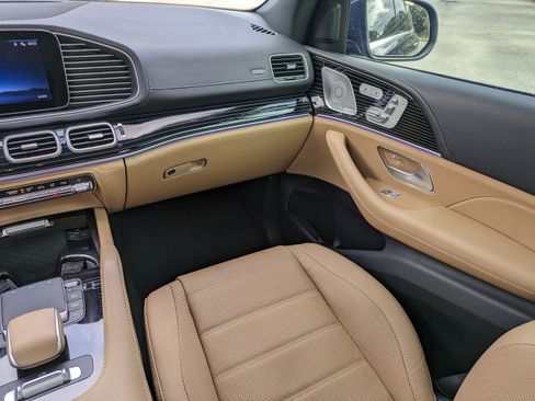 Used 2024 Mercedes-Benz GLS 580 4MATIC image 17