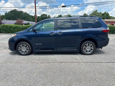 Used 2020 Toyota Sienna XLE w/ XLE Navigation Package image 37