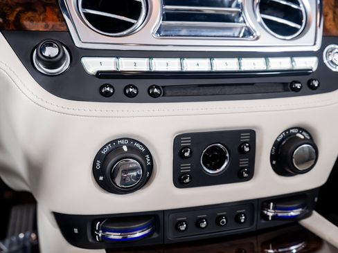 Used 2017 Rolls-Royce Dawn image 43