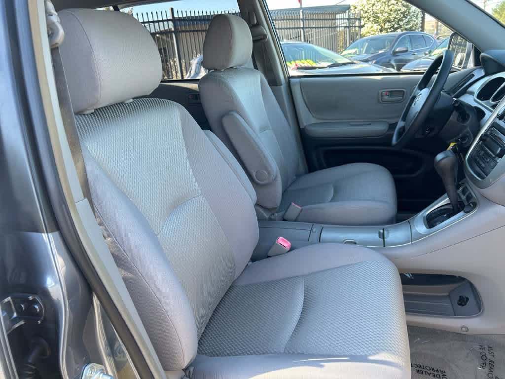 Used 2005 Toyota Highlander 2WD V6 w/ Preferred Pkg image 14