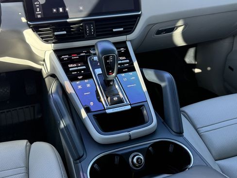 Used 2020 Porsche Cayenne AWD image 24
