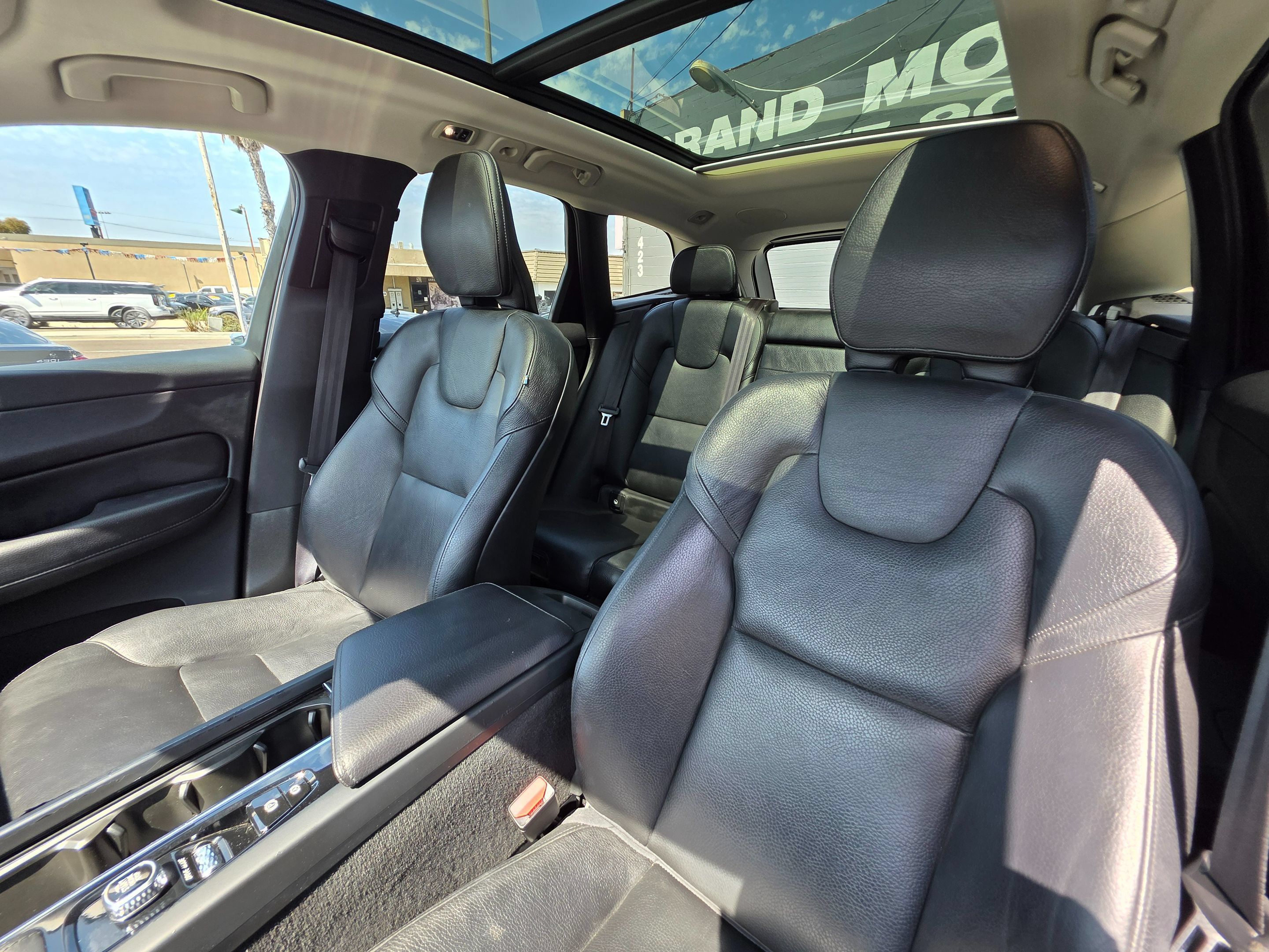 Used 2019 Volvo XC60 T6 Momentum w/ Multimedia Package AWD/4WD image 23