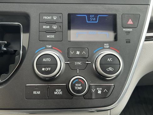 Used 2017 Toyota Sienna XLE image 32