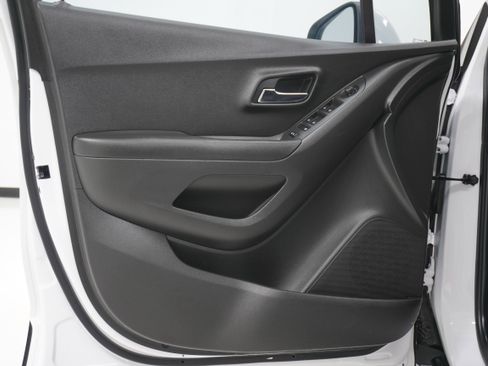 Used 2021 Chevrolet Trax LT w/ LT Convenience Package image 13