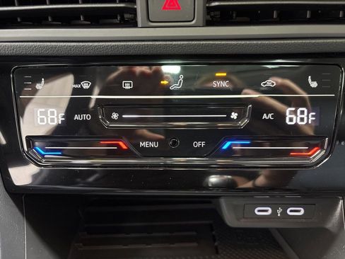 Used 2025 Volkswagen Jetta SE FWD image 23