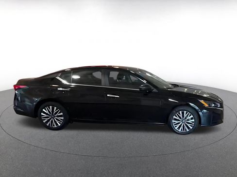 Used 2025 Nissan Altima 2.5 SV FWD image 8