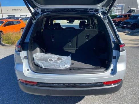 New 2025 Jeep Grand Cherokee Altitude AWD/4WD image 7