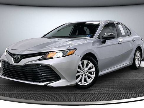 Used 2020 Toyota Camry LE FWD image 3