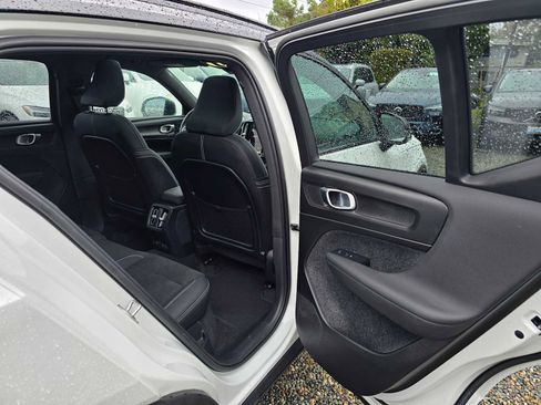 Used 2023 Volvo XC40 Recharge Ultimate image 13