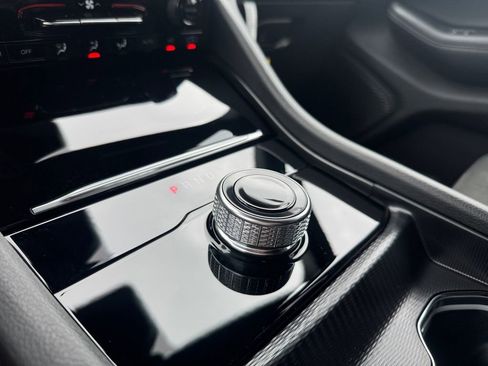 New 2025 Jeep Grand Cherokee Altitude image 30