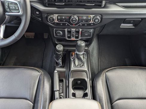 Used 2024 Jeep Wrangler Unlimited Sahara w/ Technology Group AWD/4WD image 19