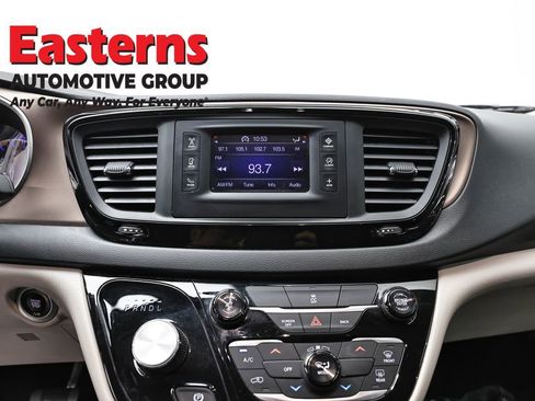 Used 2017 Chrysler Pacifica LX w/ Tire & Wheel Group FWD image 12