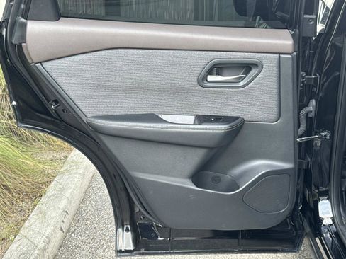 Used 2021 Nissan Rogue SV FWD image 13