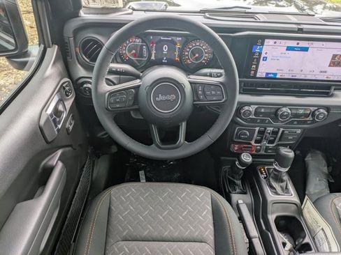 New 2025 Jeep Gladiator Mojave image 14