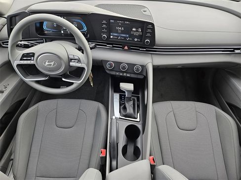 New 2025 Hyundai Elantra SE image 24