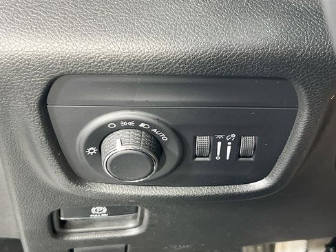 Used 2023 Jeep Grand Cherokee L Laredo image 10