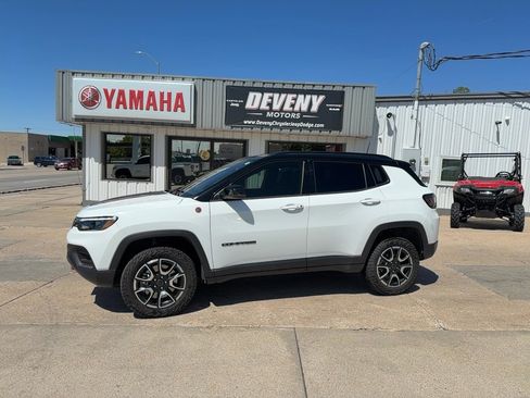Used 2025 Jeep Compass Trailhawk w/ Trailhawk Elite Group AWD/4WD image 1