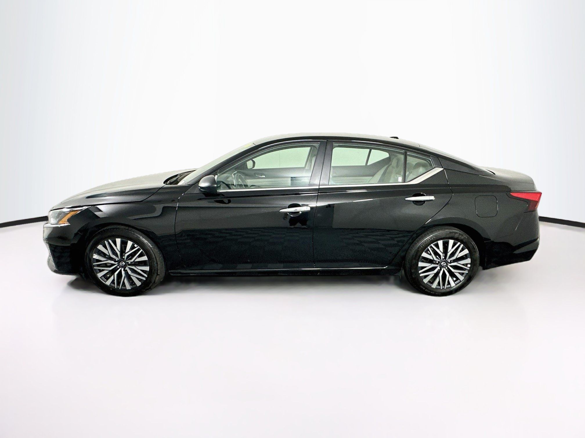 Used 2025 Nissan Altima 2.5 SV FWD image 4