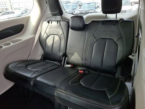 Certified 2023 Chrysler Pacifica Touring-L image 14