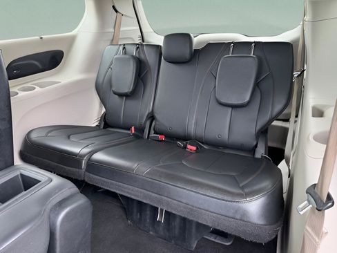 Used 2017 Chrysler Pacifica Touring-L Plus FWD image 24