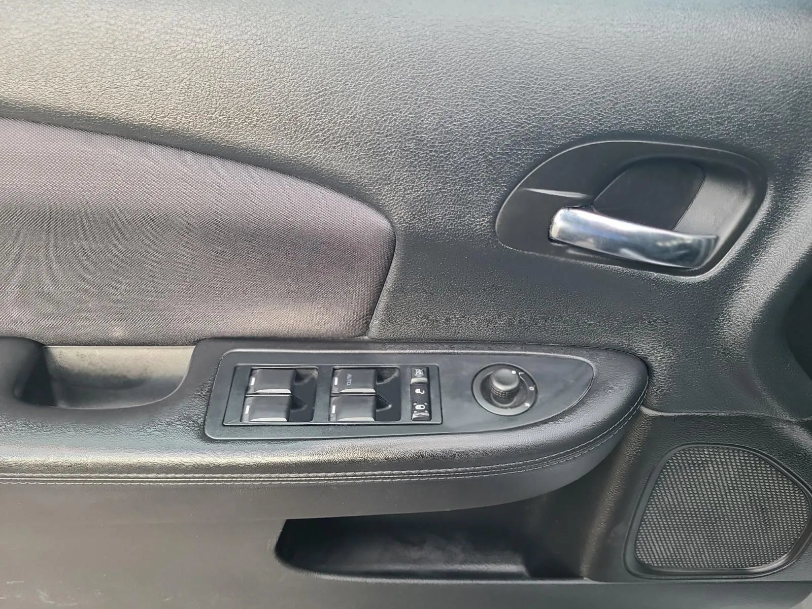Used 2014 Chrysler 200 LX FWD image 10