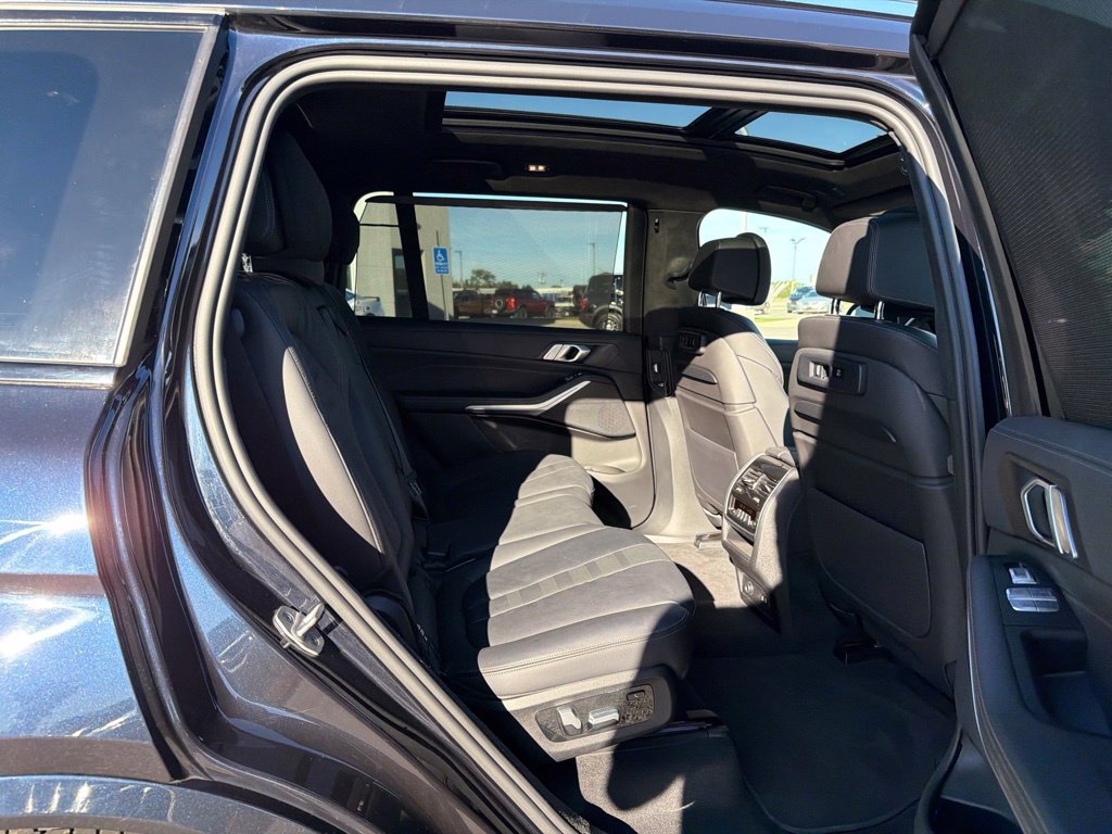 Used 2022 BMW X7 xDrive40i w/ M Sport Package AWD/4WD image 18