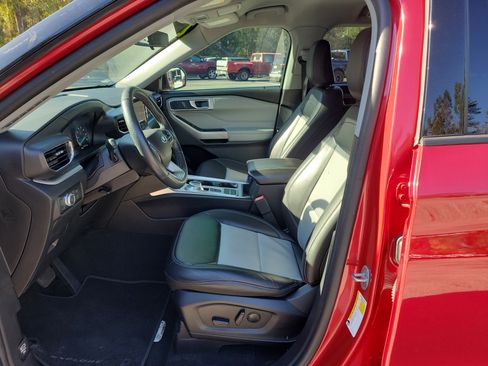 Used 2022 Ford Explorer XLT w/ Equipment Group 202A image 18