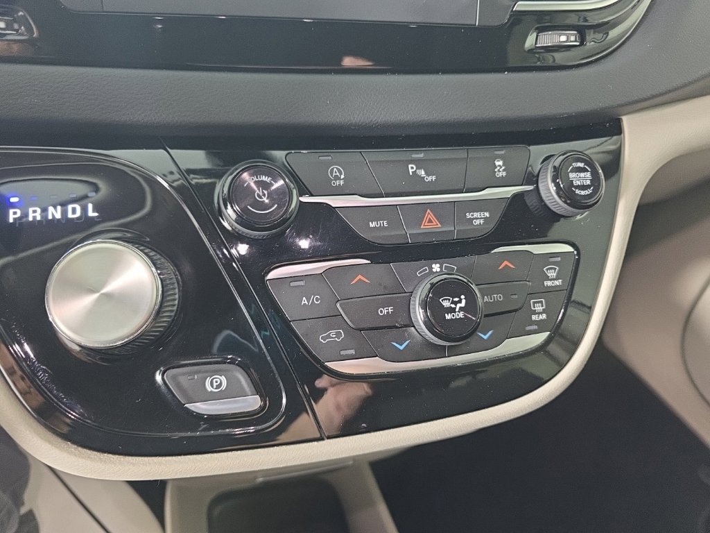 Used 2020 Chrysler Pacifica Touring w/ Cold Weather Group FWD image 18